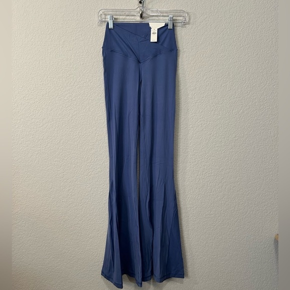 NWT Aerie Offline Sky Blue Super Flare Crossover Leggings size medium - Picture 1 of 6